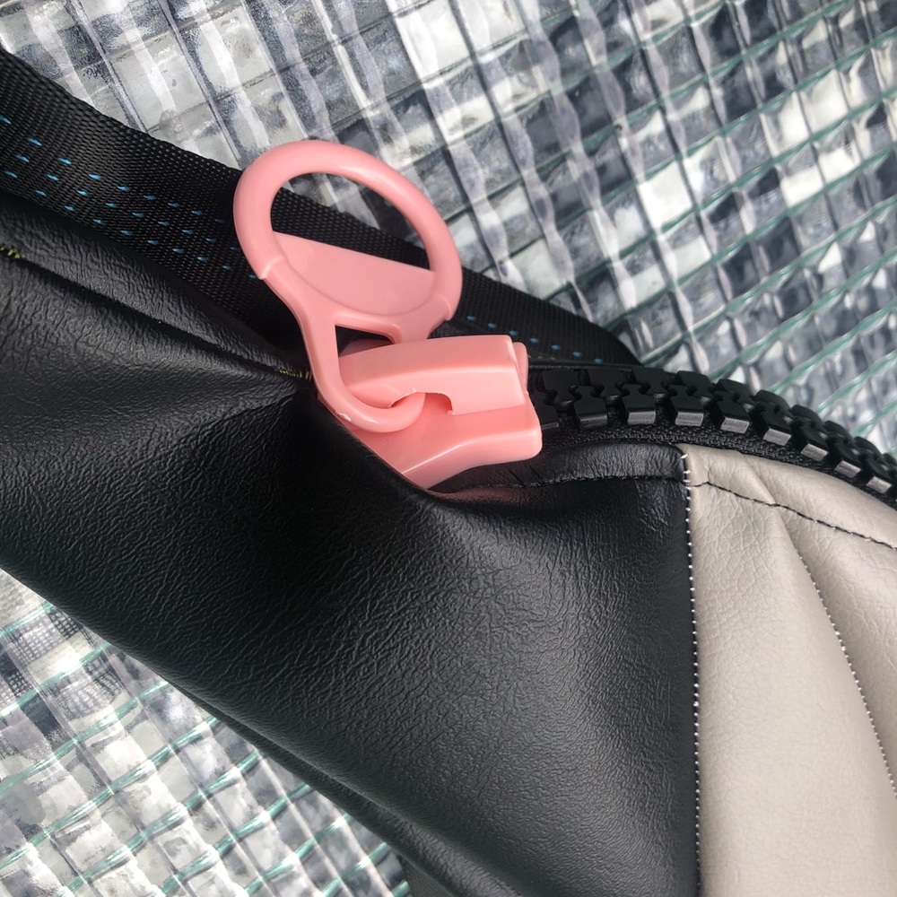 Cold Lips leather ((vegan)) fanny pack. Handmade in NC from reclaimed fabric. - Picture 3 of 7